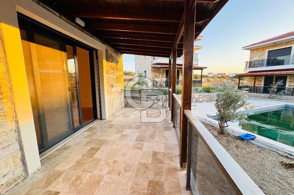 Foça Yenibağarası Mah. Havuzlu Site'de 3+1 Kiralık Villa