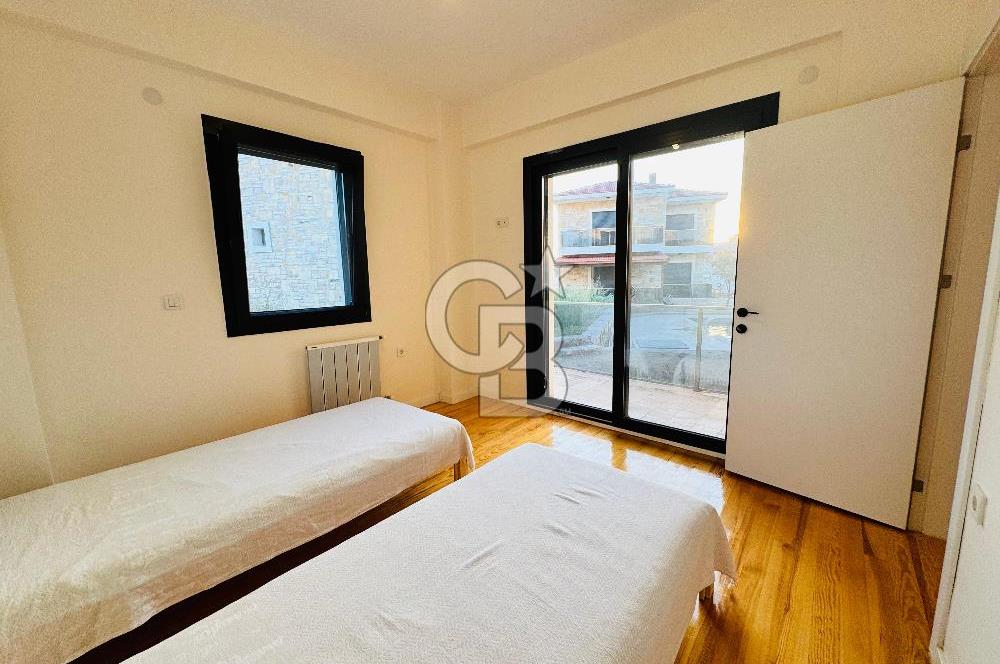 Foça Yenibağarası Mah. Havuzlu Site'de 3+1 Kiralık Villa