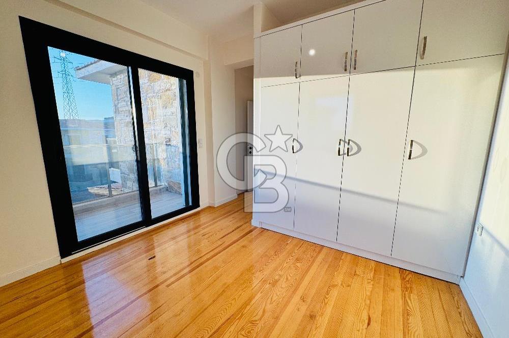 Foça Yenibağarası Mah. Havuzlu Site'de 3+1 Kiralık Villa