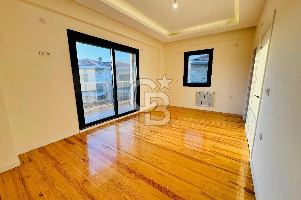 Foça Yenibağarası Mah. Havuzlu Site'de 3+1 Kiralık Villa