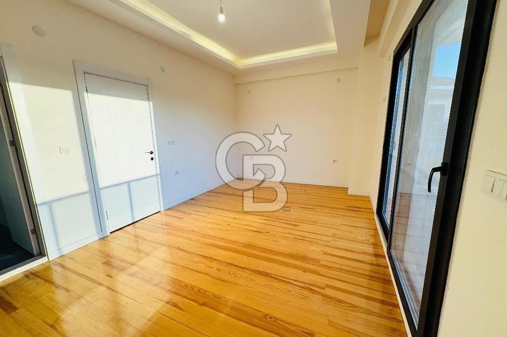 Foça Yenibağarası Mah. Havuzlu Site'de 3+1 Kiralık Villa