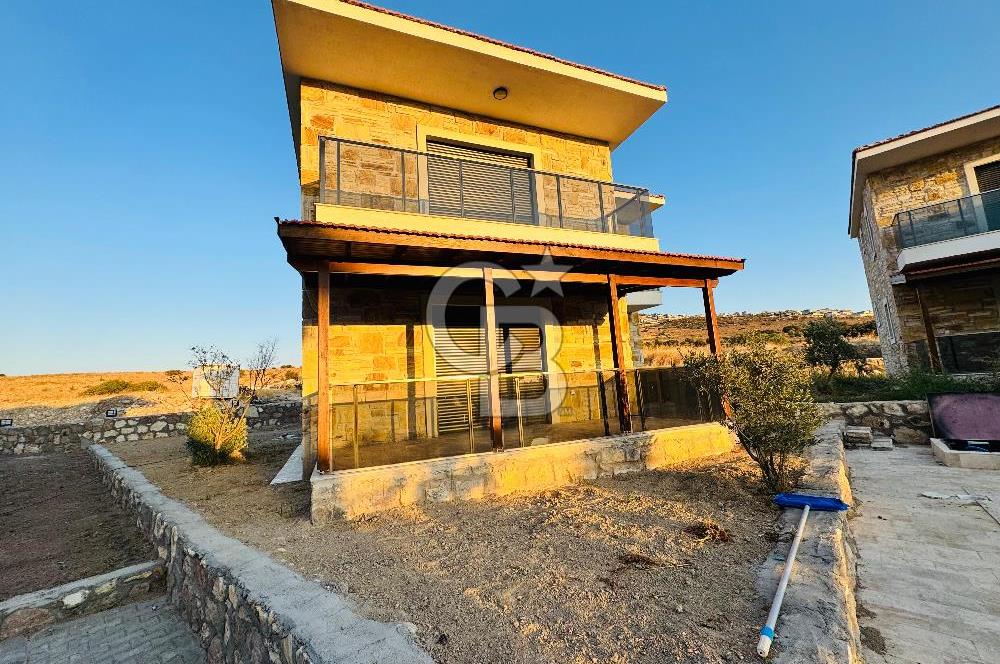 Foça Yenibağarası Mah. Havuzlu Site'de 3+1 Kiralık Villa