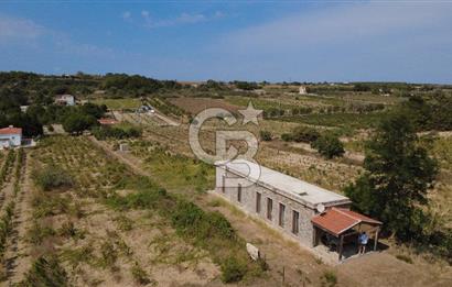 BOZCAADA CUMHURİYET MAHALLESİ’NDE DOĞAL TAŞ EV ve 1.768 m² ARSA