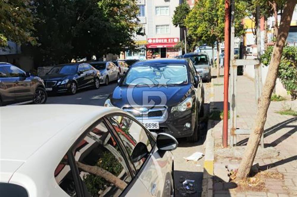 Pendik yayalarda depolu dükkan