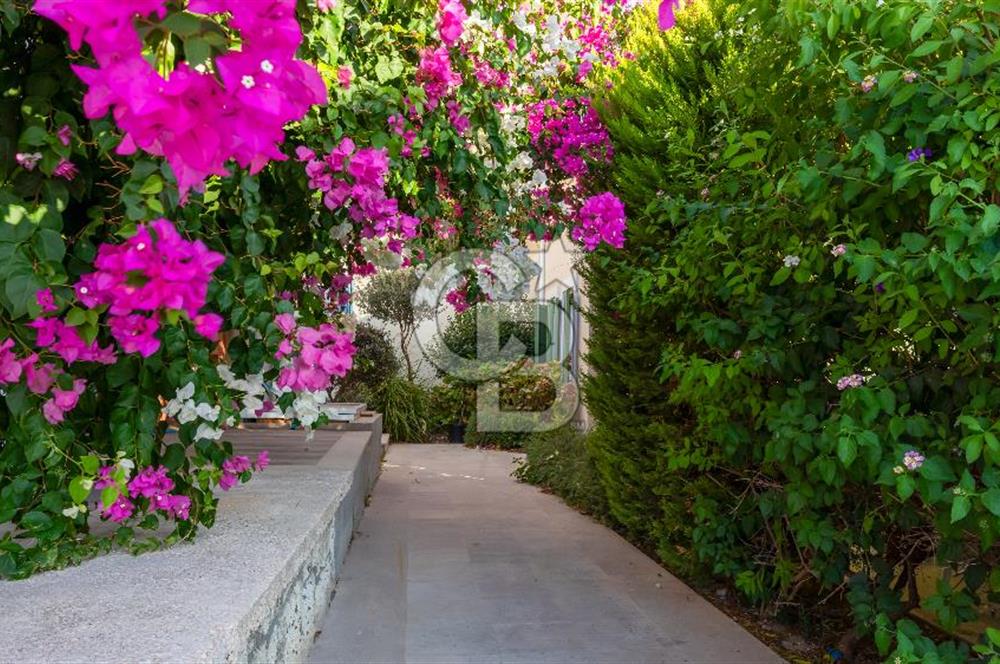 ÇEŞME AYASARANDA'DA OTEL KONFORUNDA, DENİZE SIFIR REZİDANS DAİRE