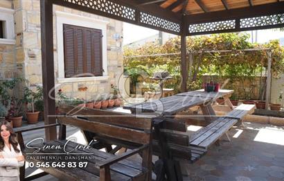 YENİFOÇA BURUNUCUNDA DENİZE SIFIR 7+2 TRİPLEKS SATILIK TAŞ VİLLA 