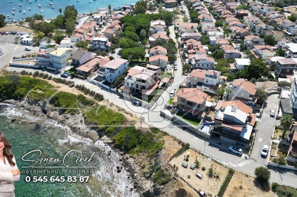 YENİFOÇA BURUNUCUNDA DENİZE SIFIR 7+2 TRİPLEKS SATILIK TAŞ VİLLA 