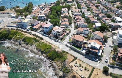 YENİFOÇA BURUNUCUNDA DENİZE SIFIR 7+2 TRİPLEKS SATILIK TAŞ VİLLA 