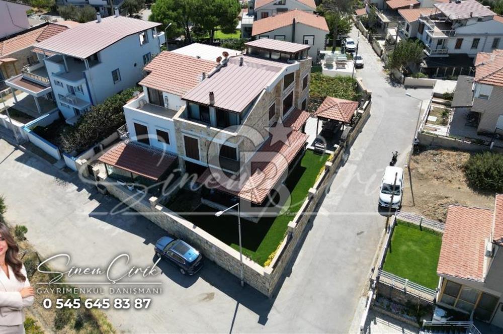 YENİFOÇA BURUNUCUNDA DENİZE SIFIR 7+2 TRİPLEKS SATILIK TAŞ VİLLA 