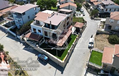 YENİFOÇA BURUNUCUNDA DENİZE SIFIR 7+2 TRİPLEKS SATILIK TAŞ VİLLA 
