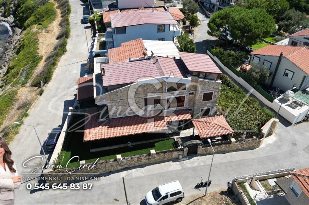 YENİFOÇA BURUNUCUNDA DENİZE SIFIR 7+2 TRİPLEKS SATILIK TAŞ VİLLA 