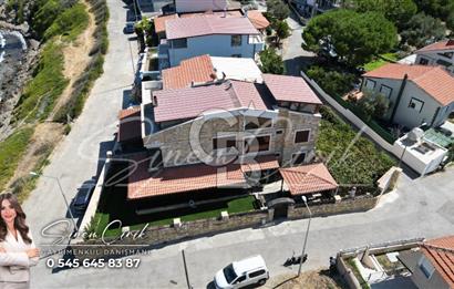 YENİFOÇA BURUNUCUNDA DENİZE SIFIR 7+2 TRİPLEKS SATILIK TAŞ VİLLA 