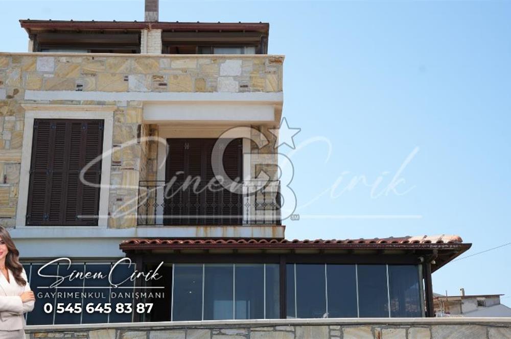 YENİFOÇA BURUNUCUNDA DENİZE SIFIR 7+2 TRİPLEKS SATILIK TAŞ VİLLA 