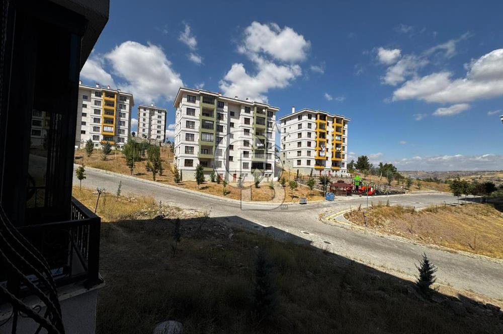 KIŞBAHÇELİ GENİŞ BALKON VE SALONLU/SIFIR LÜKS 2+1 KİRALIK DAİRE