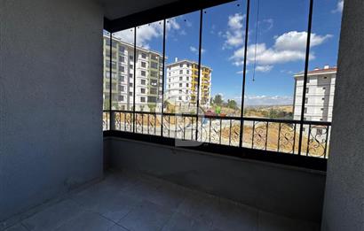 KIŞBAHÇELİ GENİŞ BALKON VE SALONLU/SIFIR LÜKS 2+1 KİRALIK DAİRE
