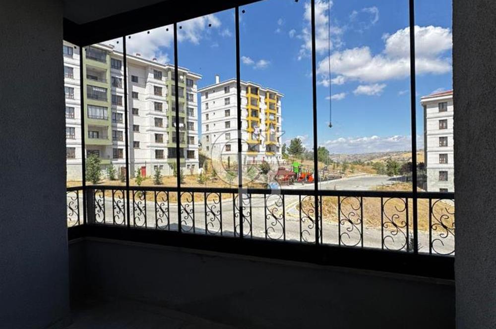 KIŞBAHÇELİ GENİŞ BALKON VE SALONLU/SIFIR LÜKS 2+1 KİRALIK DAİRE