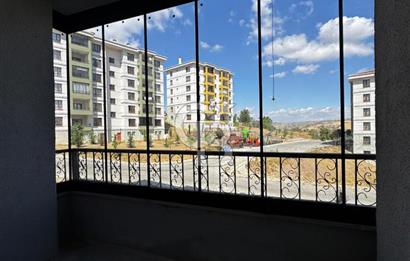 KIŞBAHÇELİ GENİŞ BALKON VE SALONLU/SIFIR LÜKS 2+1 KİRALIK DAİRE