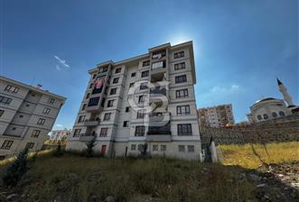 KIŞBAHÇELİ GENİŞ BALKON VE SALONLU/SIFIR LÜKS 2+1 KİRALIK DAİRE