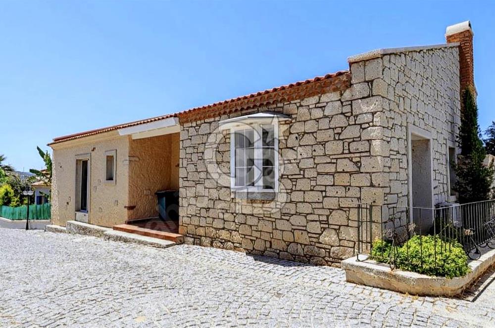 ÇEŞME JARDIN EDEN SİTESİNDE SATILIK 3+1 HAVUZLU LÜKS VİLLA