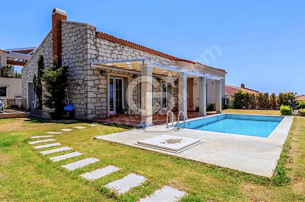 ÇEŞME JARDIN EDEN SİTESİNDE SATILIK 3+1 HAVUZLU LÜKS VİLLA