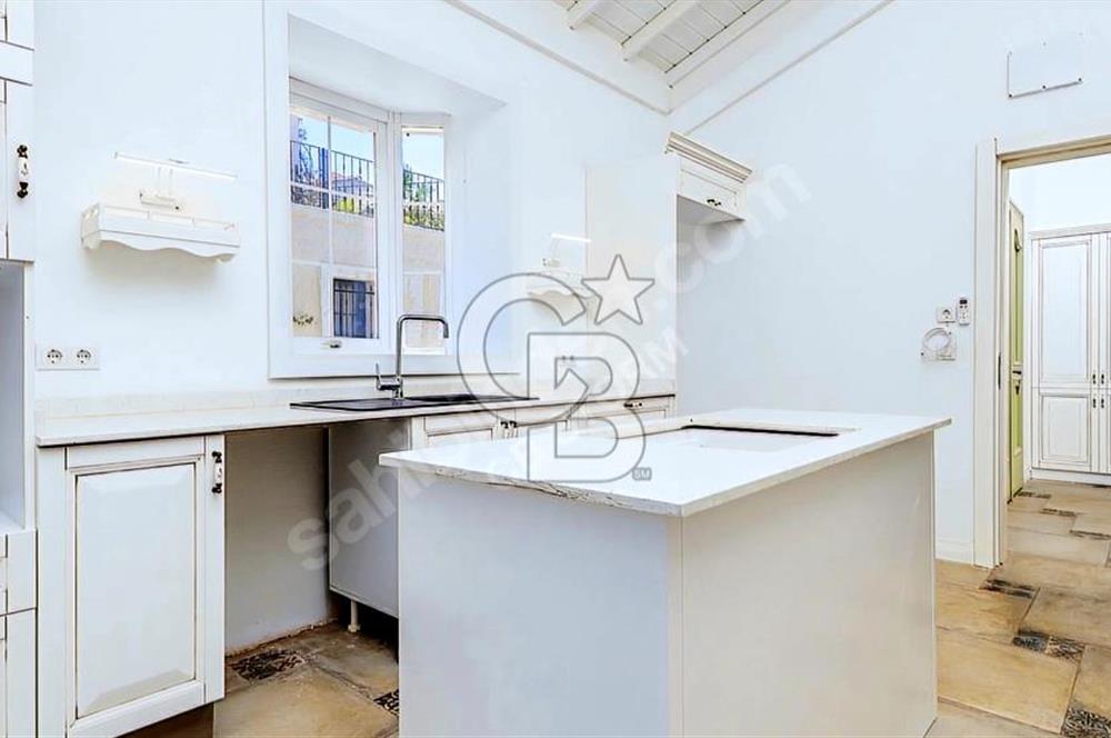 ÇEŞME JARDIN EDEN SİTESİNDE SATILIK 3+1 HAVUZLU LÜKS VİLLA