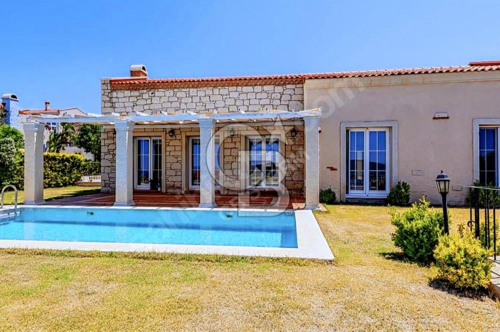 ÇEŞME JARDIN EDEN SİTESİNDE SATILIK 3+1 HAVUZLU LÜKS VİLLA