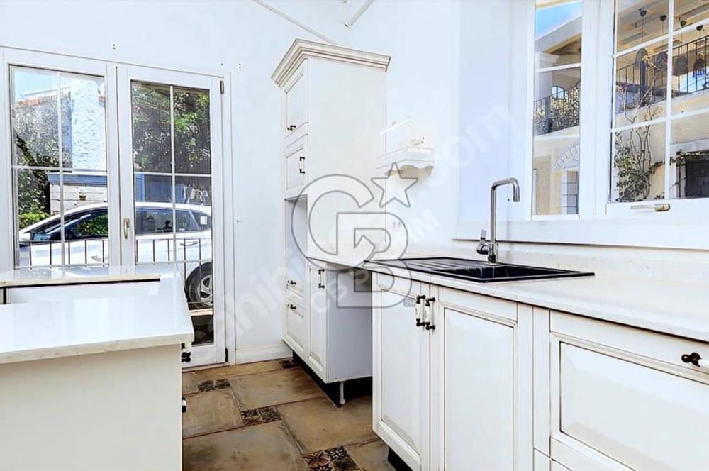 ÇEŞME JARDIN EDEN SİTESİNDE SATILIK 3+1 HAVUZLU LÜKS VİLLA
