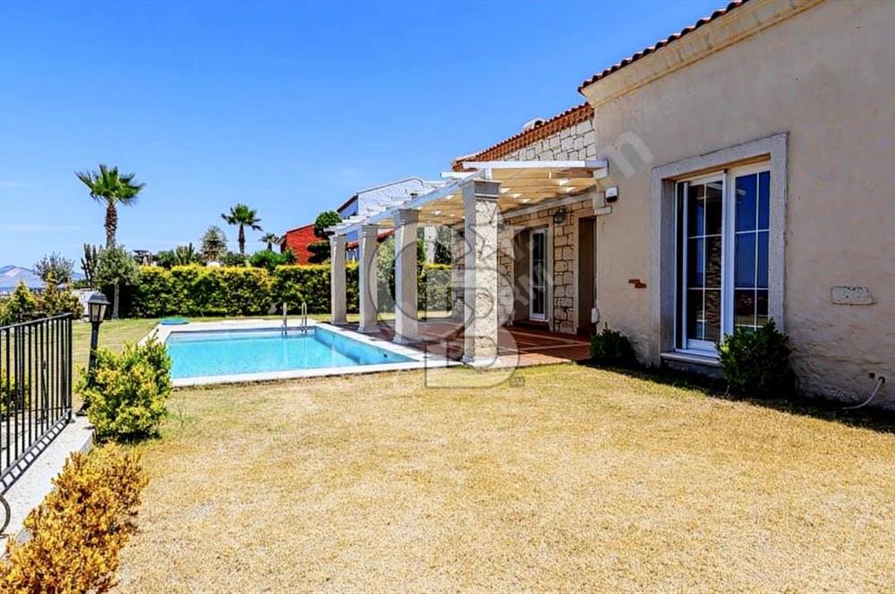 ÇEŞME JARDIN EDEN SİTESİNDE SATILIK 3+1 HAVUZLU LÜKS VİLLA