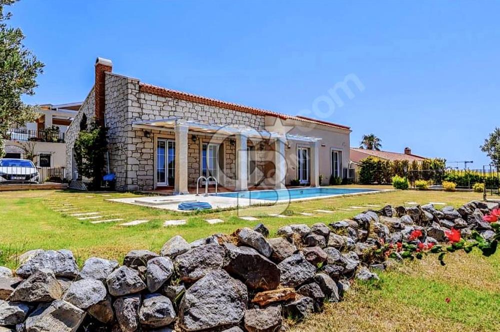 ÇEŞME JARDIN EDEN SİTESİNDE SATILIK 3+1 HAVUZLU LÜKS VİLLA