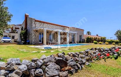 ÇEŞME JARDIN EDEN SİTESİNDE SATILIK 3+1 HAVUZLU LÜKS VİLLA