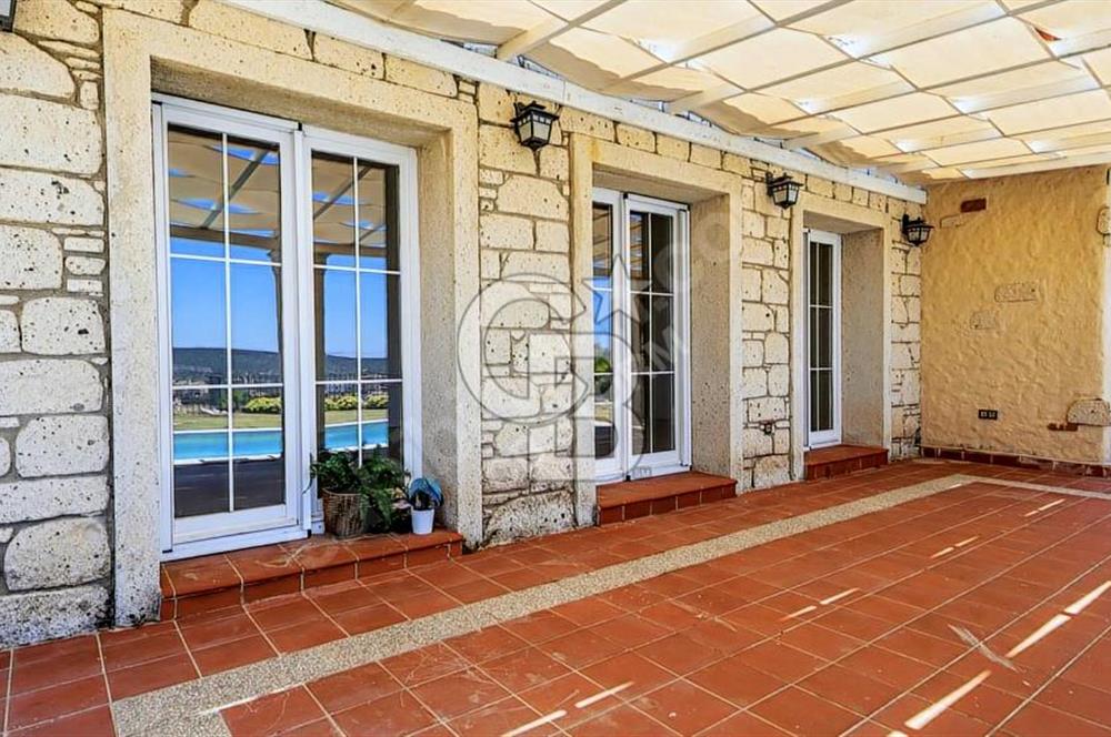 ÇEŞME JARDIN EDEN SİTESİNDE SATILIK 3+1 HAVUZLU LÜKS VİLLA