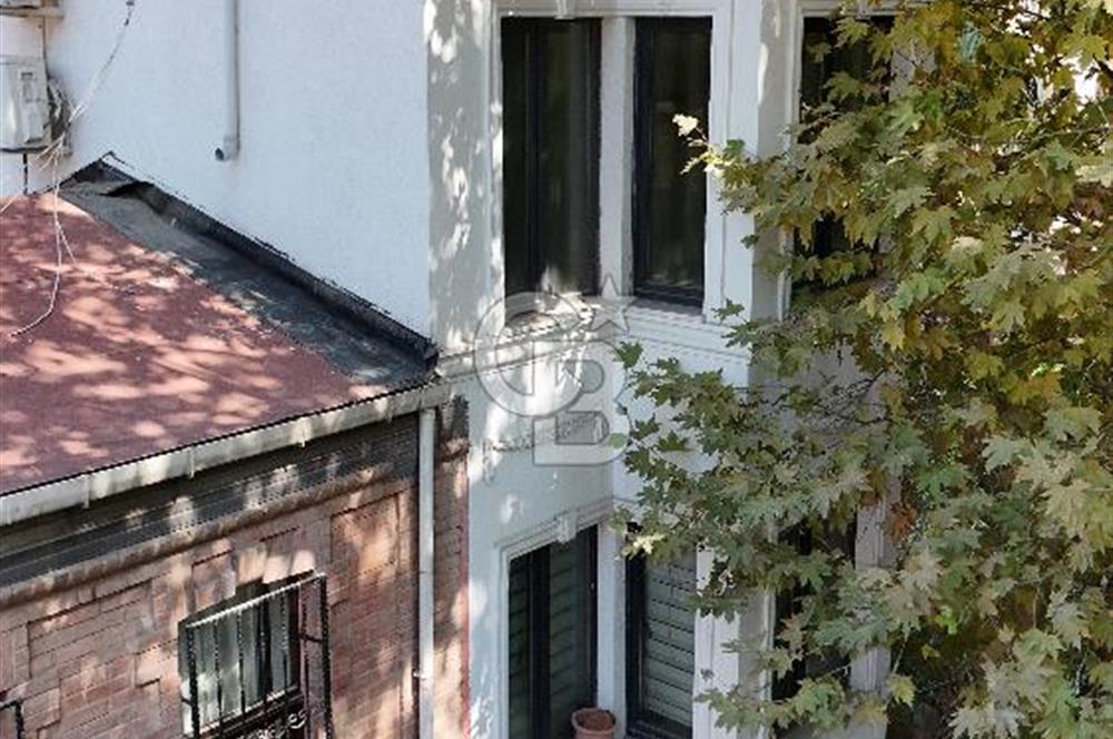 KADIKÖY FENERYOLU CADDESİNDE SATILIK BİNA