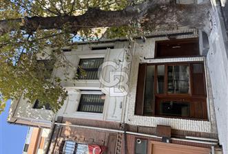 KADIKÖY FENERYOLU CADDESİNDE SATILIK BİNA