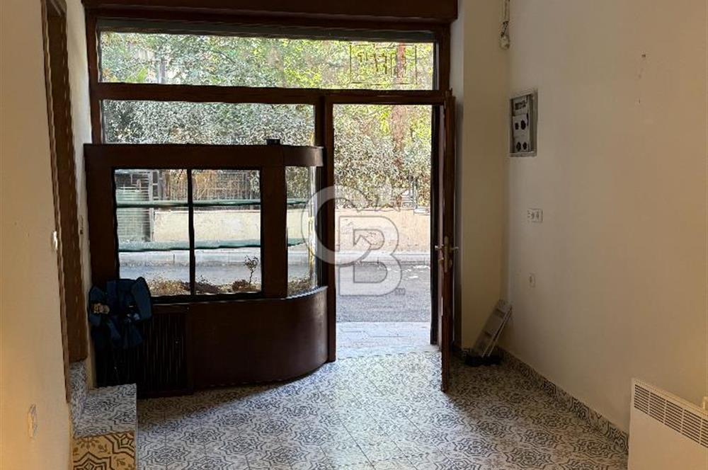 KADIKÖY FENERYOLU CADDESİNDE SATILIK BİNA