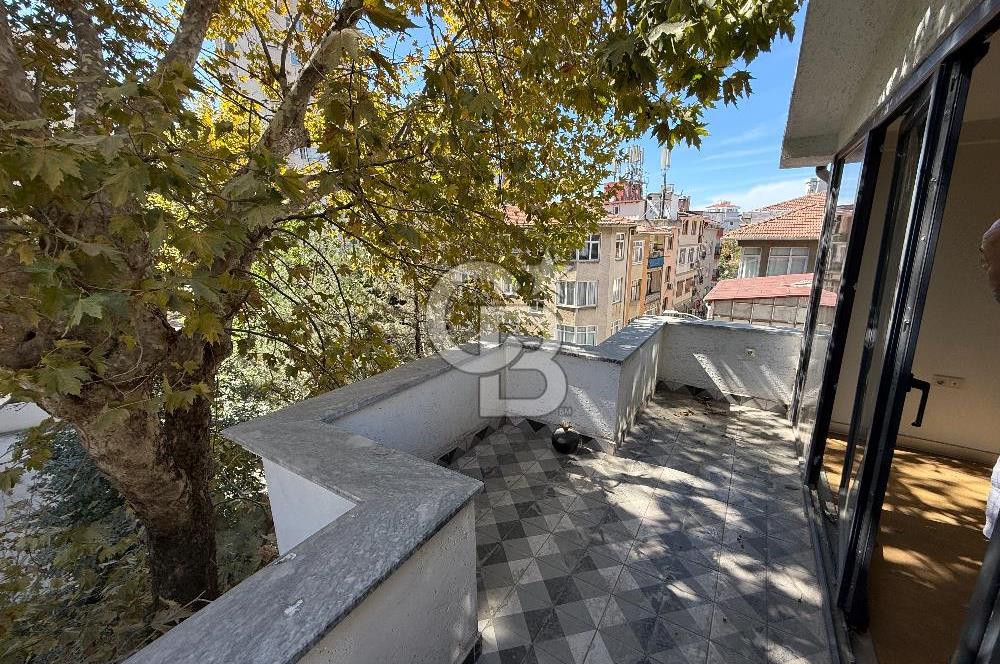 KADIKÖY FENERYOLU CADDESİNDE SATILIK BİNA