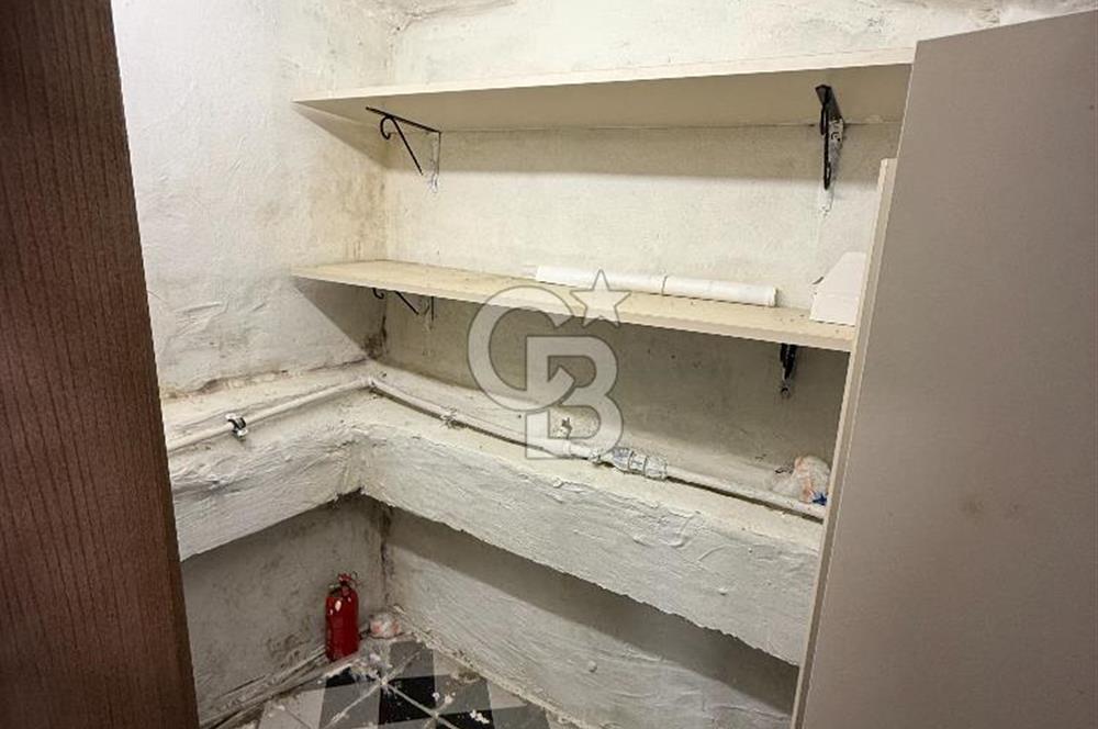 KADIKÖY FENERYOLU CADDESİNDE SATILIK BİNA
