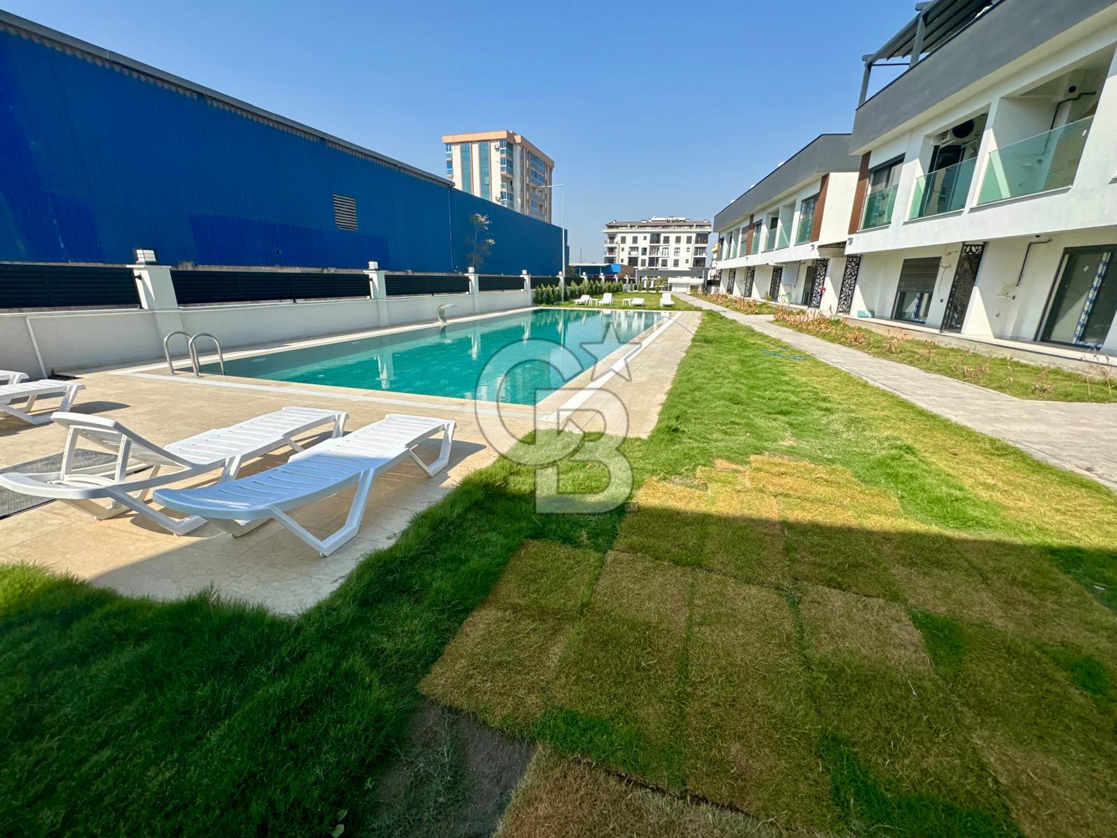 GARDEN BORNOVA SITESINDE EMSALSİZ ÇİFT CEPHELİ 1+1 DAİRE