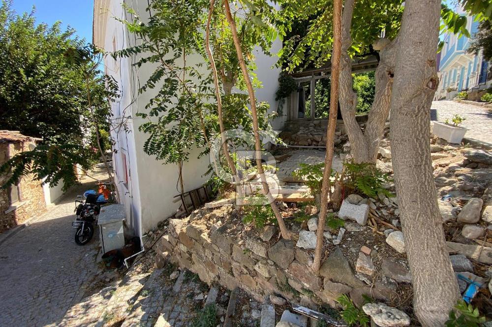 ÇANAKKALE BOZCAADA RUM MAHALLESİNDE SATILIK KÖŞE ARSA