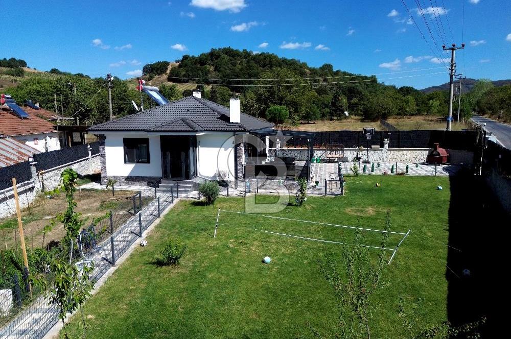 YALAKDERE'DE 903 M2 ARSA İÇERİSİNDE SATILIK EŞYALI VİLLA.