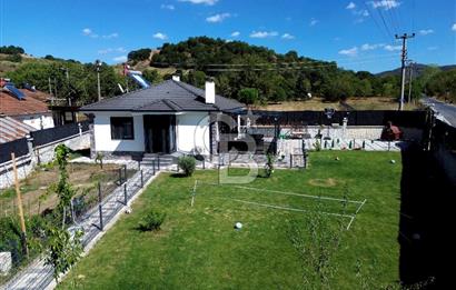YALAKDERE'DE 903 M2 ARSA İÇERİSİNDE SATILIK EŞYALI VİLLA.