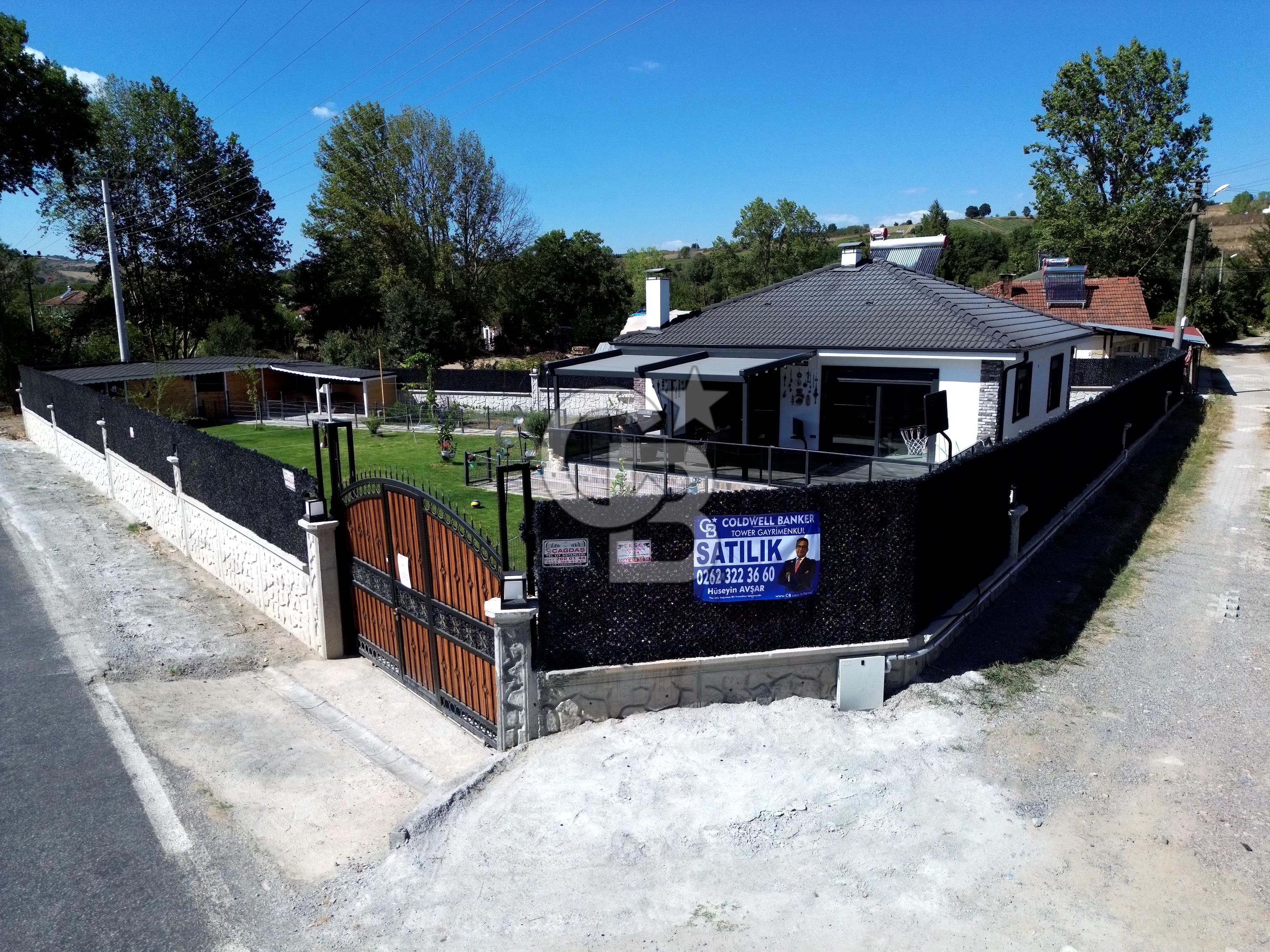 YALAKDERE'DE 903 M2 ARSA İÇERİSİNDE SATILIK EŞYALI VİLLA.