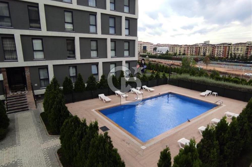 YENİDOĞAN DA HAVUZLU AÇIK OTOPARKLI AZ KATLI SİTEDE 1+1 EŞYALI