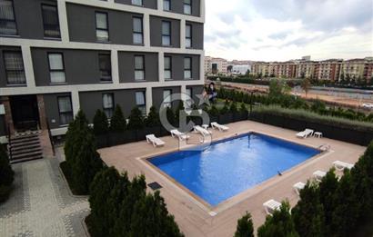 YENİDOĞAN DA HAVUZLU AÇIK OTOPARKLI AZ KATLI SİTEDE 1+1 EŞYALI
