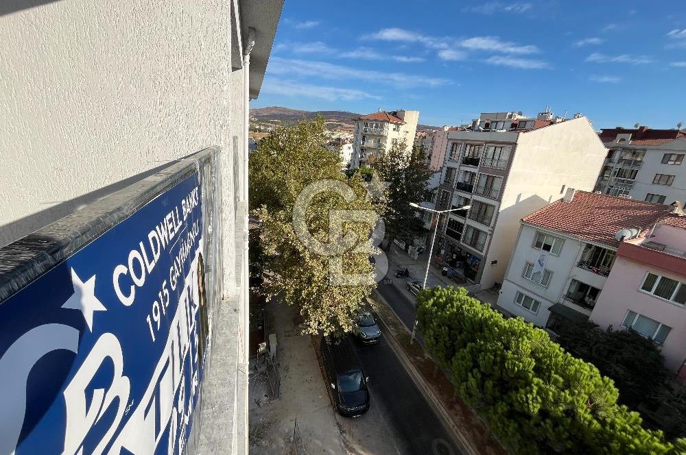 ÇANAKKALE BARBAROS MAHALLESİNDE CADDE ÜZERİ 2+1 SATILIK DAİRE