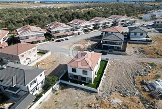 Ayvalık Küçükköy'de Satılık Sıfır 4+1 İkiz Villa