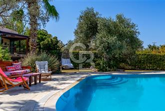 Urla İçmeler'de 3 Dönüm İçerisinde Havuzlu Tek Kat Villa Satılık