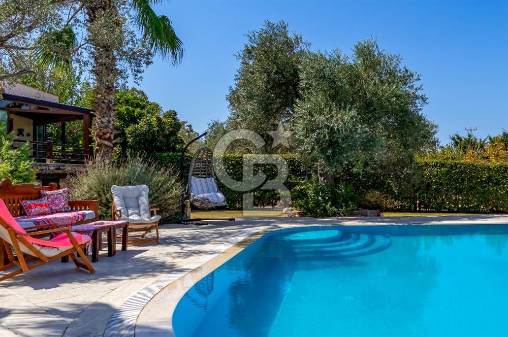 Urla İçmeler'de 3 Dönüm İçerisinde Havuzlu Tek Kat Villa Satılık