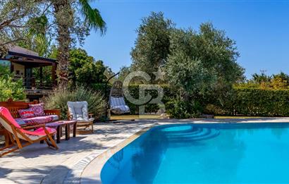 Urla İçmeler'de 3 Dönüm İçerisinde Havuzlu Tek Kat Villa Satılık