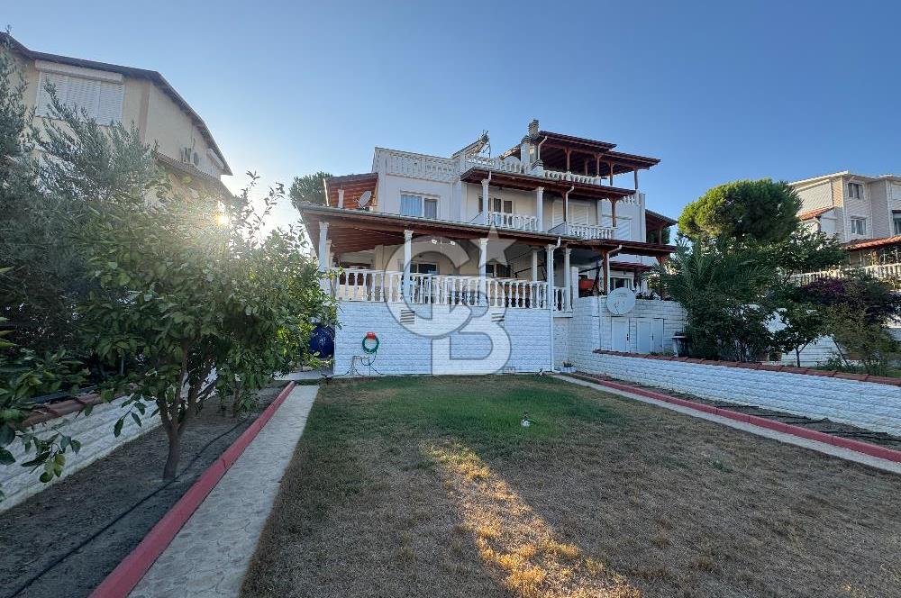 Seferihisar Tepecik Yenisu Sitesin'de  4+1 Satılık  Triplex villa  