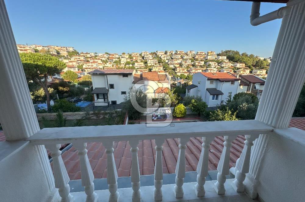 Seferihisar Tepecik Yenisu Sitesin'de  4+1 Satılık  Triplex villa  